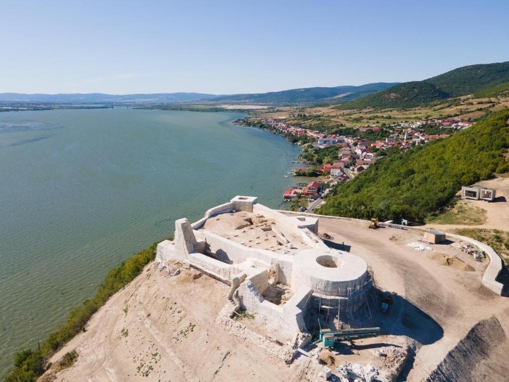 Pensiunea Danubio Moldova Noua Екстер'єр фото